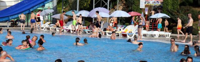 Samo jedan gutljaj vode iz bazena može da napravi problem: Na šta roditelji ne misle kada vode decu na kupanje