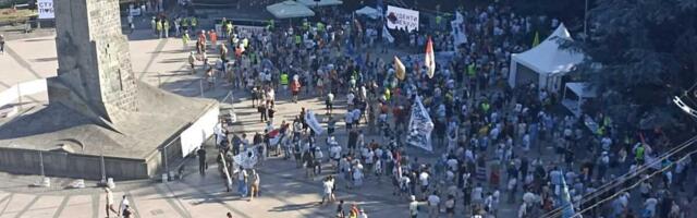 ZAISTA SE SVE VIDI NA VIDOVDAN! BLOKADERSKI SKUP U KRALJEVU NAČISTO PROPAO: Popunjena tek polovina malog trga u centru grada (VIDEO)