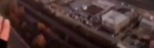 Muškarac skočio sa zgrade, otvorio padobran i sleteo nasred bulevara (VIDEO)