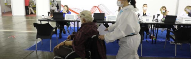 Ljudi masovno odustaju od vakcinacije AstraZenekom: epidemiolog o tome da li je ova vakcina štetna