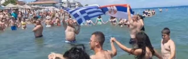 Palma na aparatima: Srbi u Paraliji raspleli kolo u moru (VIDEO)