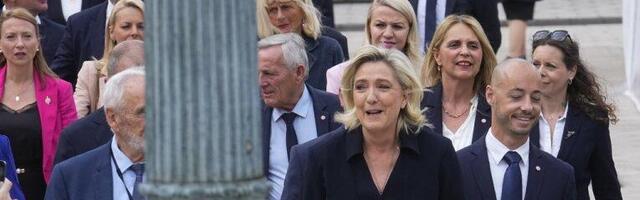 MARIN LE PEN PREDVODI 125 DESNIČARA! Umarširali u Burbonsku palatu, odzvanja poruka: "Ne možete da nas ignorišete" (FOTO/VIDEO)