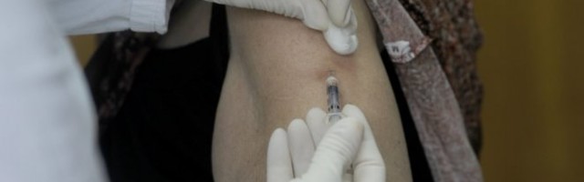 ČEKAJU U REDOVIMA! U Kini počelo vakcinisanje protiv koronavirusa