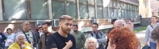 "U pitanju je život moje majke": Sin profesorke koja štrajkuje glađu u pritvoru obratio se zaposlenoj na blokadi suda