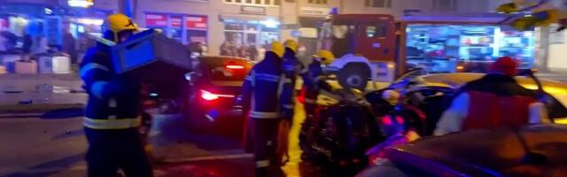 Stravičan sudar u centru Novog Sada: Vatrogasci izvlače povređene (VIDEO)