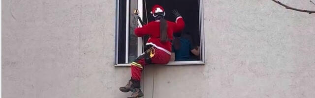 Deda Mrazovi sa krova oduševili bolesne mališane u Nišu: Predivan gest Gorske službe spasavanja (VIDEO)