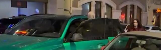 Posle priče da ga je žena izbacila iz stana Desingerica u javnosti sa njom: Par se dovezao u besnoj mašini