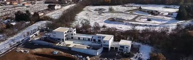 "Skromno, 1.600 kvadrata" Pojavile se prve slike vile srpskog pevača od 500.000€! Dugi hodnici i sve u mermeru