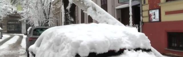 Bandera se obrušila na automobil u centru Beograda (FOTO)