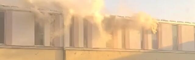 PRVI SNIMCI IZ SPECIJALNOG SUDA U USTANIČKOJ: Kurir saznaje! Požar buknuo u prostorijama Specijalnog tužilaštva, svi su evakuisani na bezbedno (VIDEO)