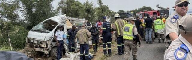 Mališani otišli u smrt! Jeziv sudar kod Johanesburga: Minibus potpuno smrskan, 13 porodica zavijeno u crno (FOTO/VIDEO)