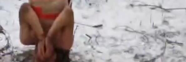 UZNEMIRUJUĆI SNIMCI MUČENJA RUSKIH VOJNIKA: Polugoli vezani za drvo, jedan s glavom nadole, drugi primoran da jede sneg! (VIDEO, FOTO)