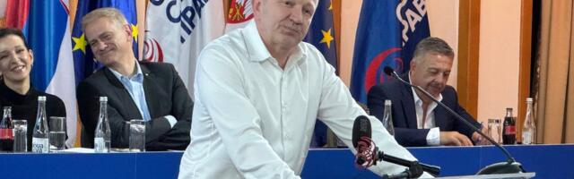 Đilas (SSP) doneo u Skupštinu registratore s presudama: Po najnovijoj Vučević plaća 200.000 dinara