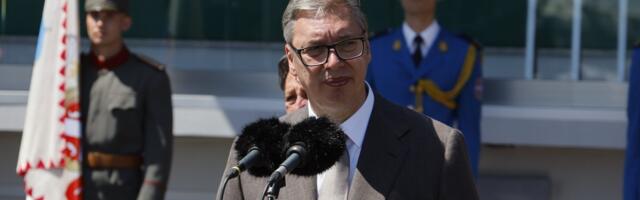 Vučić najmlađim oficirima poručio: Prolazićemo kroz teške pritiske, ali otadžbinu nikome ne damo (FOTO)