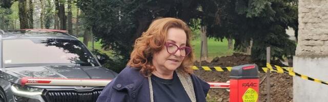 (VIDEO) Ana Bekuta stigla na snimanje "Zvezda Granda" bez trunke šminke: Pevačica nosi sandale po kiši i PAPRENO skupu torbu