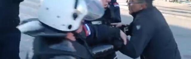 Hapšenje ratnog veterana koji je branio studente (VIDEO)