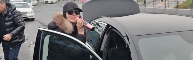 "Mnogo mi je žao, znam kroz šta prolaze": Jana Todorović pružila podršku Slobi Radanoviću i Barbari Bobak, pa zapevala na aerodromu