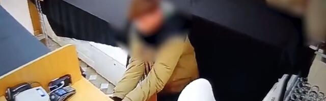 Šok snimak iz TC u Beogradu: Momak i devojka ušli iza štanda, odvalili fioku, kradu sve što im padne pod ruku