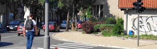 Automobil udario u semafor u Jagodin-mali u Nišu