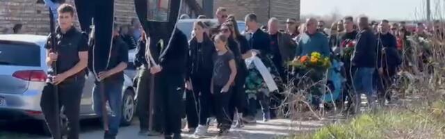 "NISAM STIGAO SVE DA TI KAŽEM, NISMO SE OPROSTILI..." Povorka krenula Darko jeca: Pisaću ti svaki dan! Oni nose krst i sliku  (VIDEO/ FOTO)