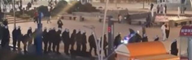 Haos u Čačku: Građani zvižducima dočekali Vučića, policija blokirala centar grada (VIDEO)