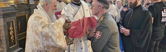 MOJSILOVIĆ NA VASKRŠNJOJ LITURGIJI U SABORNOJ CRKVI: Načelnik Generalštaba Vojske Srbije poslao poruku mira, vere i očuvanja duhovnih vrednosti (FOTO)