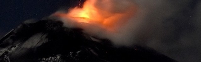 Lava se sliva, dim se širi na 100 kilometara od vulkana, zbog pepela zatvoren aerodrom u Kataniji (VIDEO)