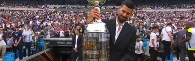 Spektakl: Novak uneo trofej pred 80.000 navijača (VIDEO)