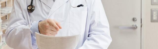 "UBIĆU TE AKO MI MAJKA UMRE": Muškarac upao u bolnicu i prislonio doktoru PIŠTOLJ UZ GLAVU!