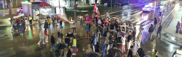 Uprkos pljusku, Leskovčani istrajni: Protest uz parole, doboš i simbolične poruke