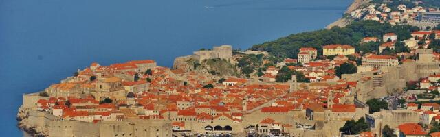 Komšije traže konobare i kuvare: Za sezonu na Jadranu potrebno oko 95.000 radnika, plate 3.000 evra!