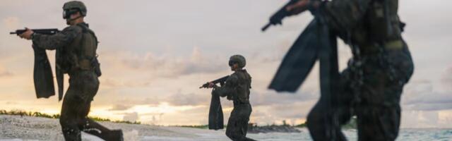 (FOTO) AMERIČKI MARINCI SE "ISKRCAVAJU" NA DIJEGO GARSIJU! Vojska SAD objavila fotografije simulacije amfibijskog napada