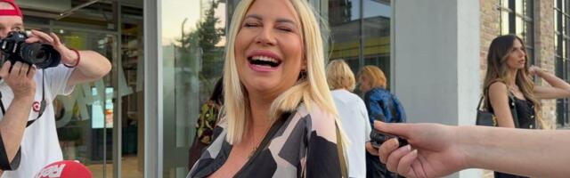 Dea u 7. mesecu stigla u širokoj haljini, pa otkrila ime koje će dati ćerki i pomenula muža: "Loše spavam"