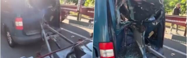 HAOS KOD UŠĆA: Preticao kolonu pa se zakucao u kamion, prikolica POKIDALA zadnji deo automobila, saobraćaj u potpunom kolapsu (VIDEO)