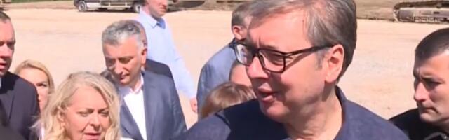 "KUKURUZ NAM IZGLEDA FENOMENALNO, JOŠ JEDNA KIŠA DA PADNE...": Predsednik Vučić ne skida osmeh s lica u Vojvodini