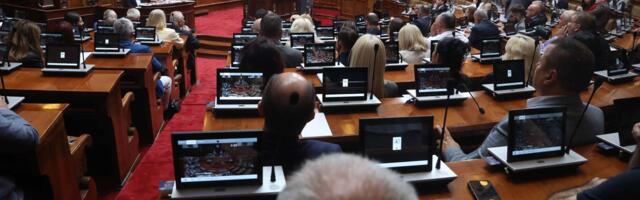 Opozicija kritikuje: Razoružava se Srbija, a naoružavaju kriminalci, Zakon roditelj-negovatelj lažan