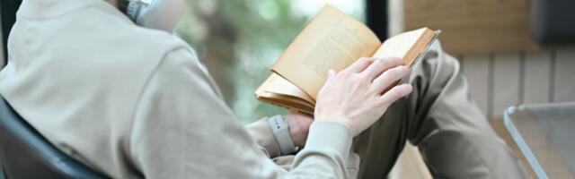 Muškarci koji čitaju su u trendu: Zašto su „knjiški frajeri“ toliko seksi?