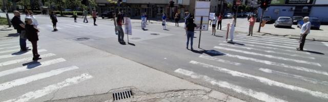 Kragujevčani na raskrsnici kod "Uzora" odali poštu nastradalima u Novom Sadu i Topoli (FOTO)
