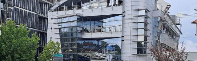 Protestna šetnja stigla ispred TV Pink: "Istraga, pa robija" i "Ruke su vam krvave"