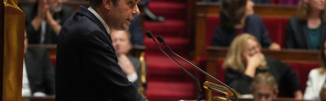 Francuski premijer Lekorni nudi suspenziju penzione reforme do 2027. kako bi spasio vladu od pada