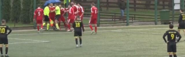 POJAVIO SE SNIMAK SKANDALA NA UTAKMICI U BEOGRADU Fudbaler gurnuo sudiju na zemlju, tim napustio teren (VIDEO)