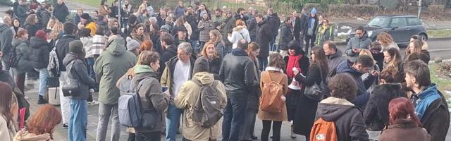 Protest ispred Rektorata u Novom Sadu zbog otkaza profesorici Kleut: Okupljeni zgradu izlepili umrlicama