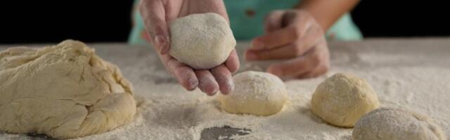 Neudate devojke danas mese posebno testo: U njega stavljaju jedan dodatak za koji se veruje da otkriva njihovu sudbinu