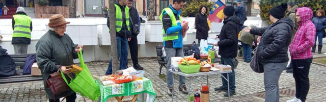 Zbor građana Vranja na „Vranjskom bazaru zahvalnosti“: Nastavljenopotpisivanje za vanrdne izbore