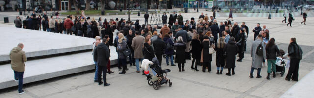 Funkcioneri i aktivisti SNS na trgu zbog informatora