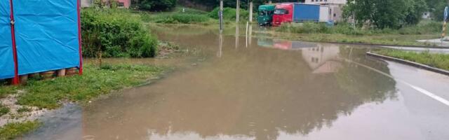 Izlile se Zapadna Morava i Đetinja: voda ušla u dvorišta, građani dobili hitna bezbednosna uputstva – na snazi i zabrana saobraćaja