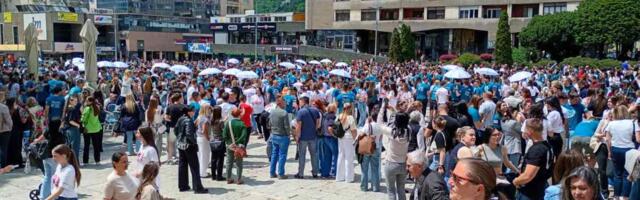 CELO UŽICE DOŠLO DA IH GLEDA, PREDIVNI PRIZORI! Zaplesala 943 maturanta, a onda je nastao haos kad je zasviralo kolce! (FOTO/VIDEO)