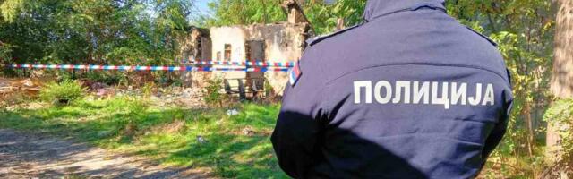 POLICIJA ZATEKLA DEČAKA KRVAVOG DO LAKATA - "NAPRAVIO SAM MU POLUGU": Jezivi detalji, ovako je sin ubio oca u Bečeju