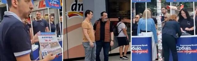Dva sveta u Kraljevu! Dok aktivisti SNS strancima ponosno predstavljaju Srbiju, propali blokaderi tuguju i kibicuju sa strane! (VIDEO)