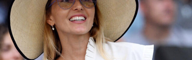 JELENA ĐOKOVIĆ blista na Vimbldonu: U beloj dior mini-haljini od 2.700 evra bodri Novaka Đokovića i mami sve poglede (GALERIJA)